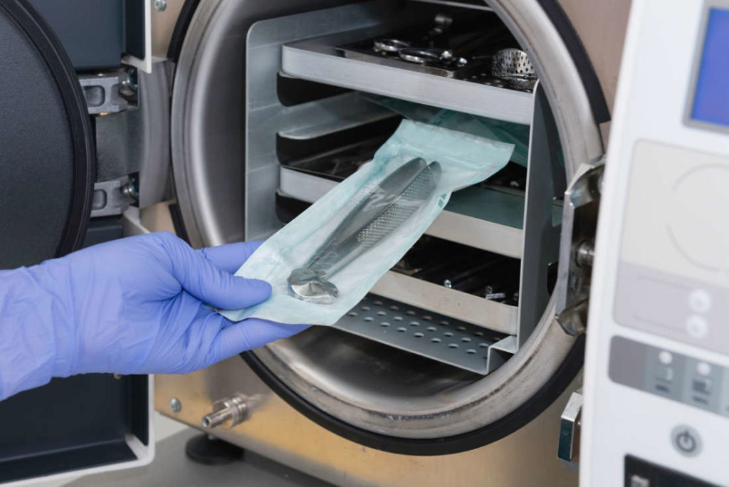 Sterilisator Aufbereitung Medizinprodukte zur Krankenhaushygiene von einer Hygienefachkraft
